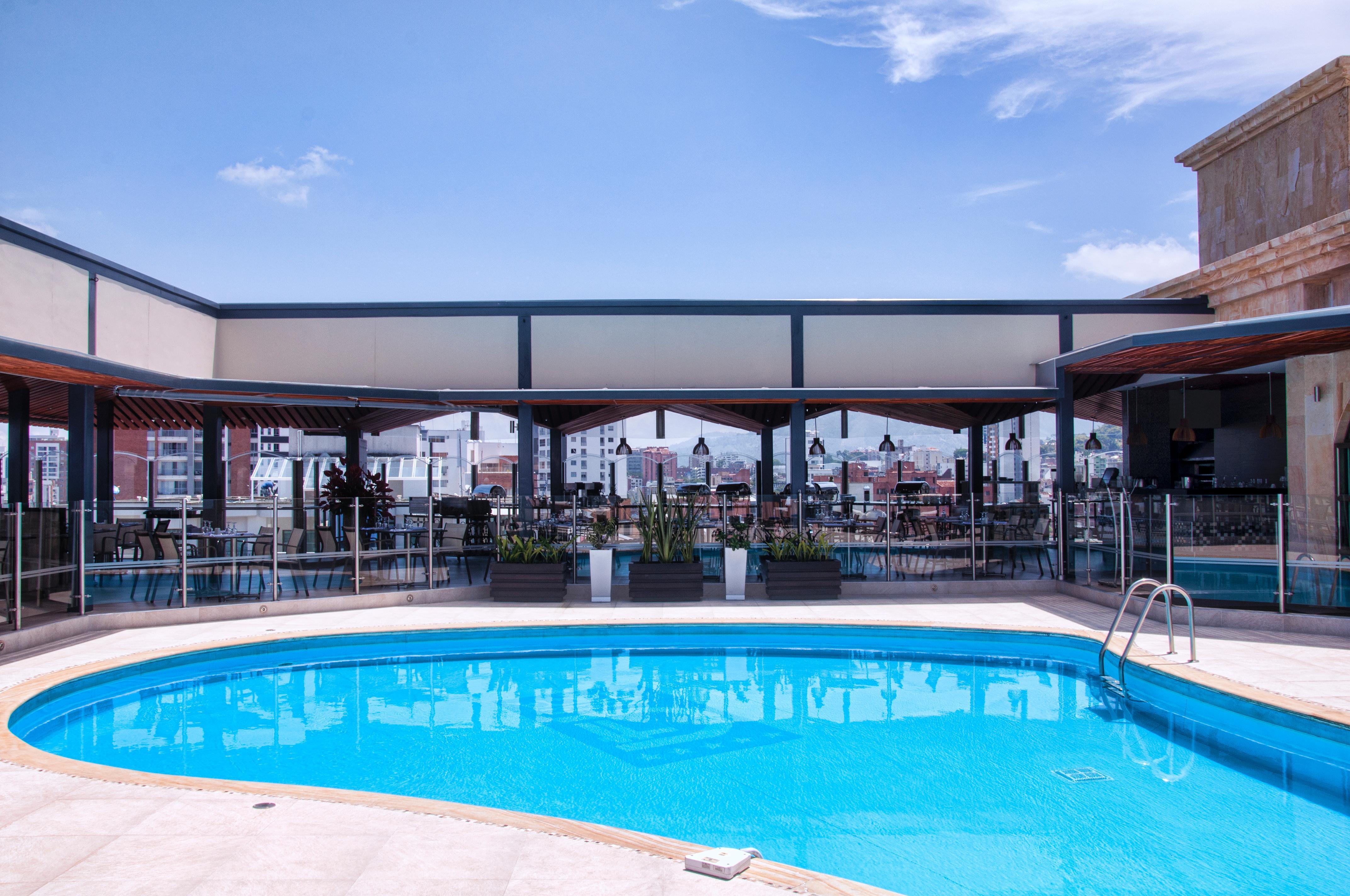 Hotel Dann Carlton Bucaramanga Exteriör bild Rooftop pool