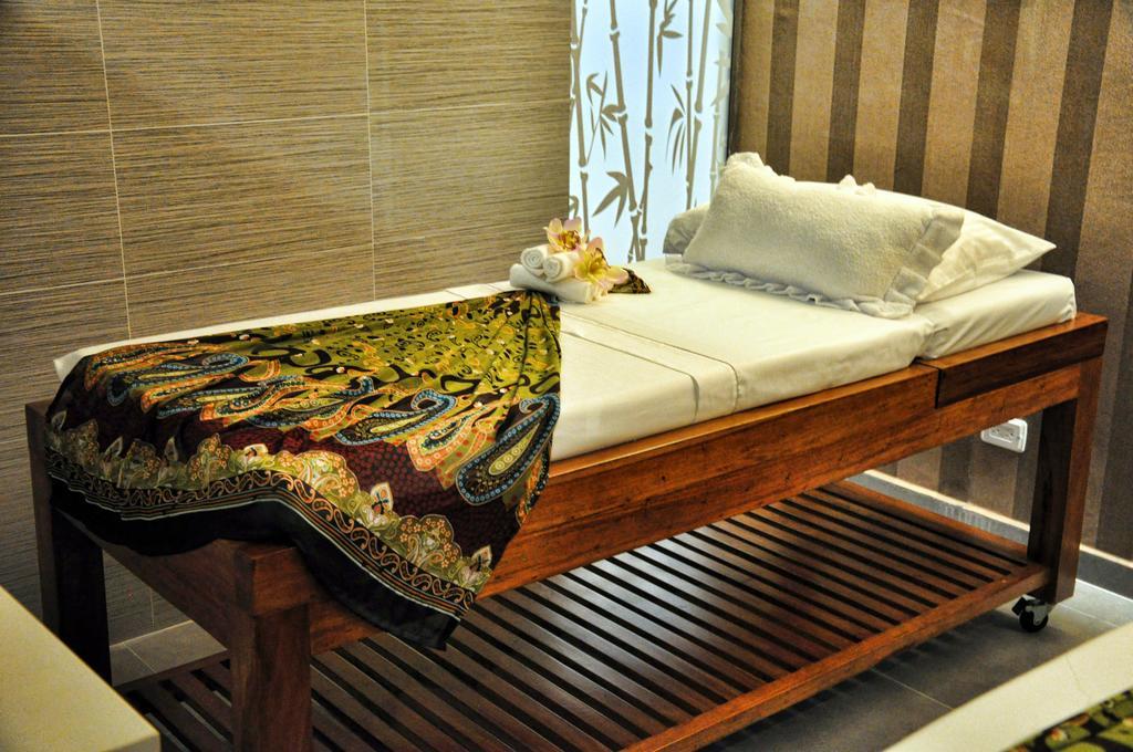 Hotel Dann Carlton Bucaramanga Exteriör bild A massage table