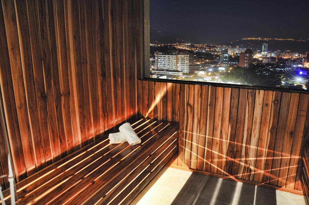 Hotel Dann Carlton Bucaramanga Exteriör bild A balcony in a hotel